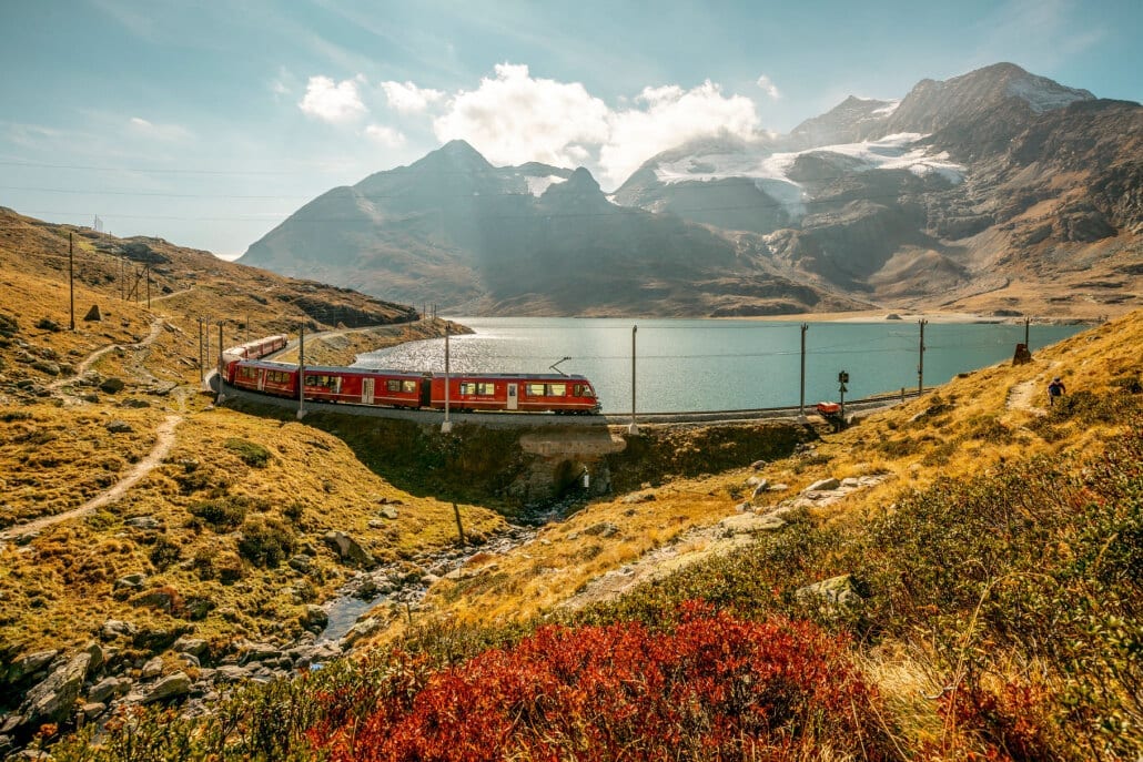 Lago Bianco en la Gran Ruta Suiza en tren