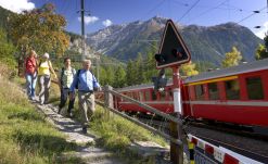 senderismo junto al Bernina Express