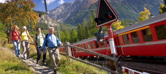 senderismo junto al Bernina Express