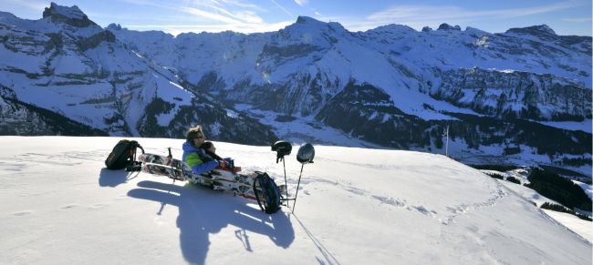 Una pareja esquiando en Engelberg Titlis
