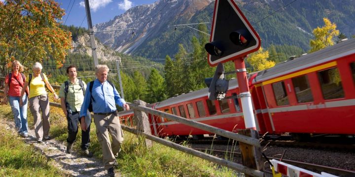 senderismo junto al Bernina Express