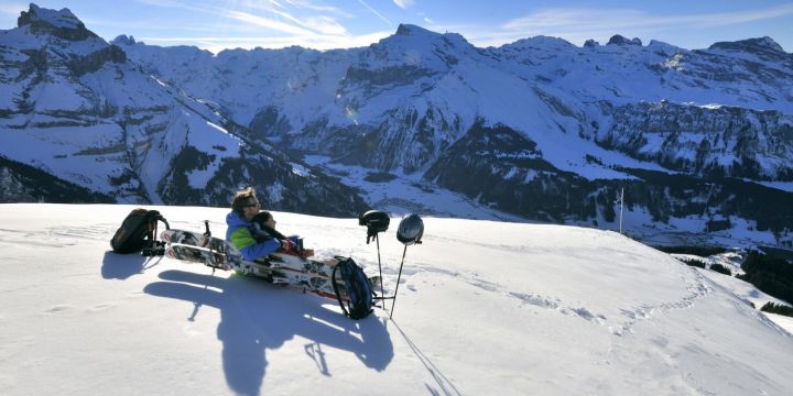 Una pareja esquiando en Engelberg Titlis